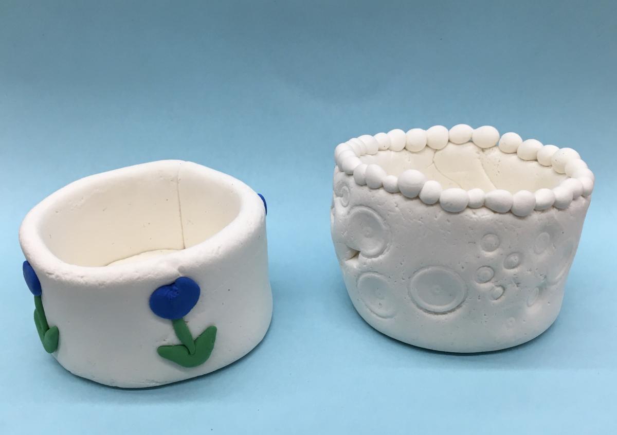 2 white tealight holders