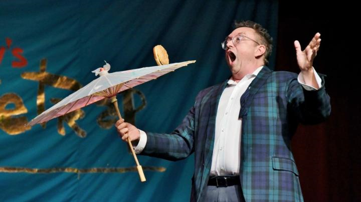 Michael Rayner spinning a cheeseburger on an umbrella